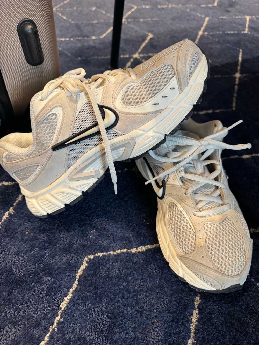 Nike V5 RNR Off-White Mesh Trainers with Black Swoosh - Picture 4 of 7